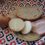 lard with bread and onions